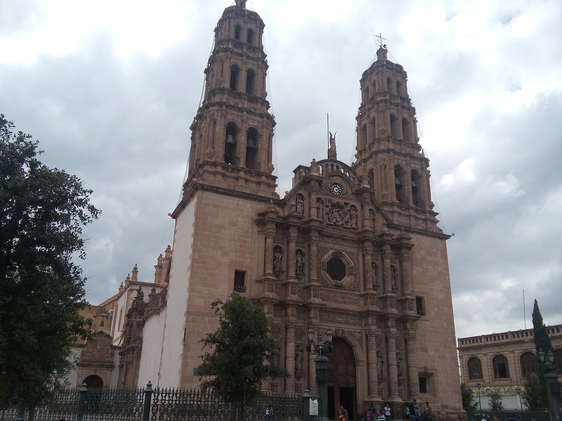 Fotografía de archivo: Catedral de Chihuahua en día nublado. Imagen ilustrativa de temas cívicos y políticos.