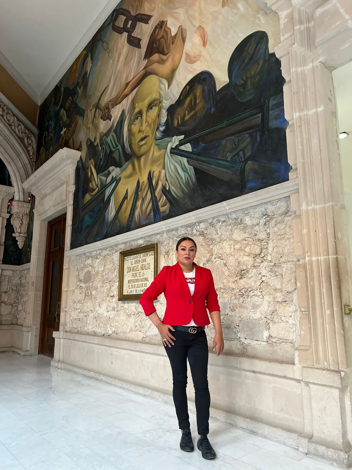 Fotografía de archivo: Alondra en "Palacio de Gobierno". Imagen ilustrativa de temas cívicos y políticos.